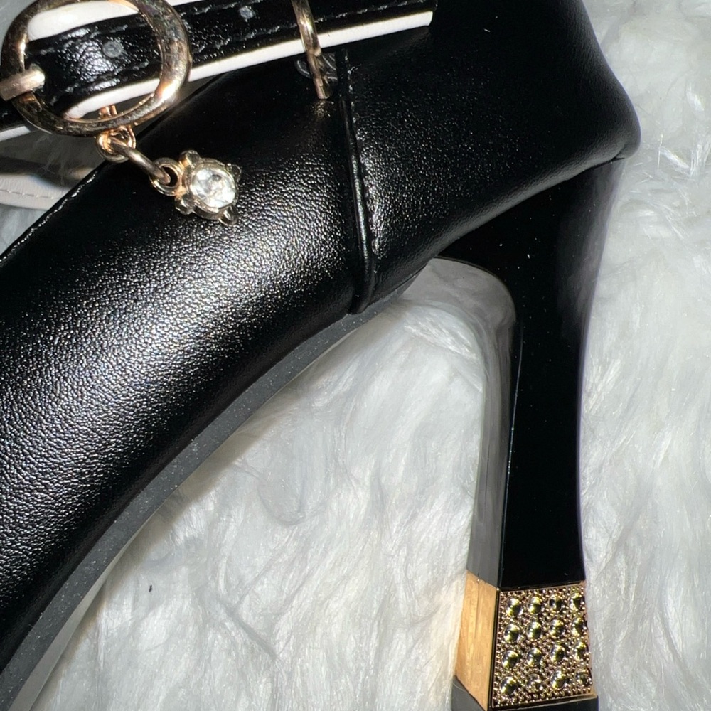 New Black Cushioned T-Strap W/ Chrystal Accents & Chrystal Heels Size/8.5 - Picture 4 of 5